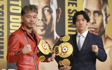 記者会見でポーズをとるWBAバンタム級王者の堤聖也㊧と同ライトフライ級王者、高見亨介(6日、東京都文京区)=共同