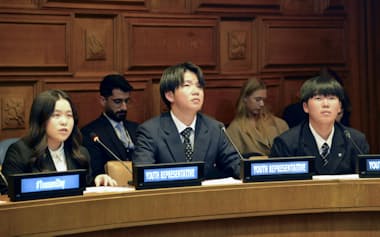 「世界津波の日」の会合に参加した(手前左から)小椋琉華さん、小松光月さん、平間夢人さん(5日、米ニューヨークの国連本部)=共同