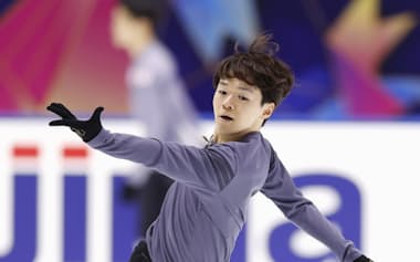 公式練習で調整する鍵山優真(6日、東和薬品ラクタブドーム)=共同