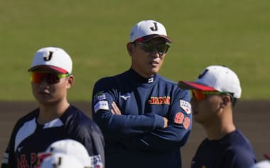 韓国との強化試合に向けた練習を日本代表の井端監督(中央)が見守る(6日、サンマリン宮崎)=共同