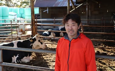 酪農家になる決断は「間違っていなかった」と胸を張る富澤氏(4日、群馬県東吾妻町の富澤牧場)