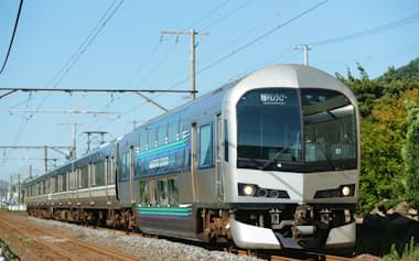 瀬戸大橋を走る快速マリンライナー