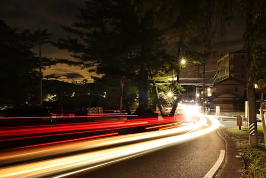 渡部数馬が河合又五郎を討ち取った「鍵屋の辻」。多方面から行き交う車が光跡を描く(三重県伊賀市)=上間孝司撮影 渡部数馬が河合又五郎を討ち取った「鍵屋の辻」。多方面から行き交う車が光跡を描く(三重県伊賀市)=上間孝司撮影