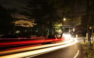 渡部数馬が河合又五郎を討ち取った「鍵屋の辻」。多方面から行き交う車が光跡を描く(三重県伊賀市)=上間孝司撮影 渡部数馬が河合又五郎を討ち取った「鍵屋の辻」。多方面から行き交う車が光跡を描く(三重県伊賀市)=上間孝司撮影