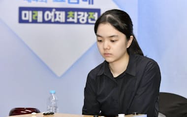 韓国移籍後初めて、棋戦優勝した仲邑菫四段(6日、ソウル)=韓国棋院提供・共同