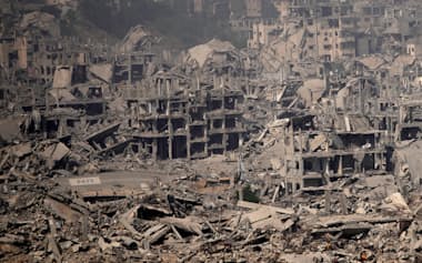 ガザ北部ガザ市で、イスラエル軍により破壊された建物(5日)=AP