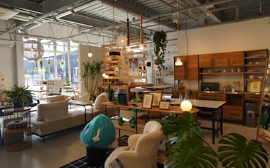 関家具が展開する「クラッシュゲート」の店内はショールームのような設計(福岡県大川市)