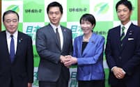 首相に指名され、日本維新の会の吉村代表(中央左)にあいさつする自民党の高市総裁( 10月21日、国会内)