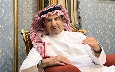 取材にこたえるサウジアラビアのハリド・ムダイファ産業・鉱物資源担当副大臣(10月29日、リヤド)