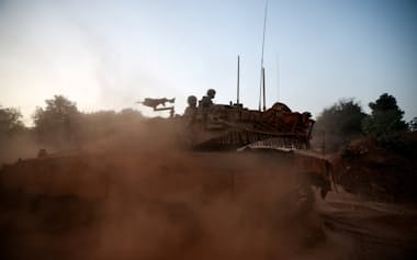 レバノン国境近くで活動するイスラエル軍の戦車(6日)=ロイター