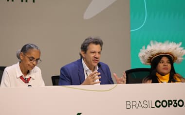 基金の立ち上げについて説明するアダジ財務相㊥(6日、ベレン)