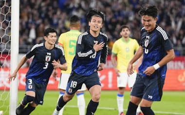 ブラジル戦の後半、チーム3点目のゴールを決めて駆け出す上田(中央)=共同