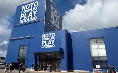 開業初日には多くの人が訪れた(1日、石川県輪島市)