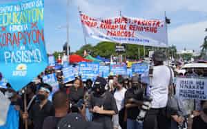洪水対策の汚職に抗議する大規模デモに参加する市民(9月、マニラ首都圏) 洪水対策の汚職に抗議する大規模デモに参加する市民(9月、マニラ首都圏)