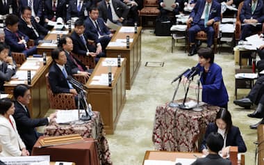 衆院予算委で立憲民主党の岡田克也元幹事長(左手前から2人目)の質問に答える高市首相(7日)