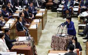 衆院予算委で立憲民主党の岡田克也元幹事長(左手前から2人目)の質問に答える高市首相(7日) 衆院予算委で立憲民主党の岡田克也元幹事長(左手前から2人目)の質問に答える高市首相(7日)