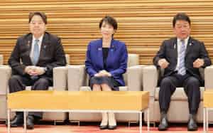 閣議に臨む高市首相(7日午前、首相官邸) 閣議に臨む高市首相(7日午前、首相官邸)