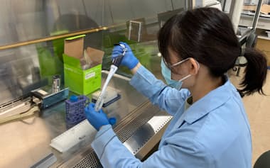 経血から採取した成分を調べる様子