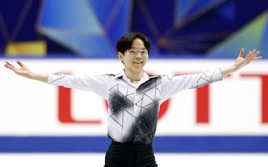 男子SPの演技を終え、笑顔を見せる鍵山優真(7日、東和薬品ラクタブドーム)=共同