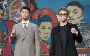 記者会見を終えポーズをとる中谷潤人㊧と井上尚弥(7日、東京都中央区)=共同