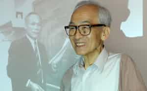 湯川秀樹氏に憧れて入学した京大では名誉教授まで務めた(バックの映像の人物は師匠の林忠四郎・京大名誉教授) 湯川秀樹氏に憧れて入学した京大では名誉教授まで務めた(バックの映像の人物は師匠の林忠四郎・京大名誉教授)