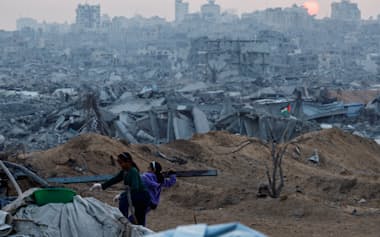 2年に及ぶ戦闘で破壊されたガザの街(6日)=ロイター