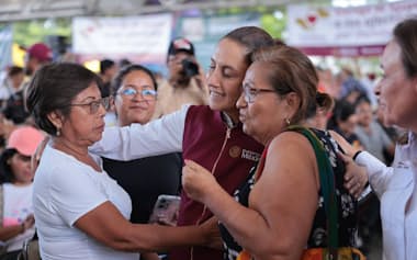 シェインバウム大統領㊥は支持者と気さくに触れあう=大統領府提供