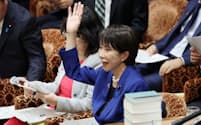衆院予算委で質問に答えるため手を挙げる高市首相(7日)
