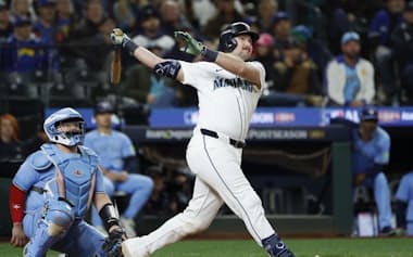 ブルージェイズ戦の8回、ソロ本塁打を放つマリナーズのローリー(10月15日、シアトル)=共同