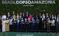 COP30に参加した各国首脳ら(7日、ベレン)=AP