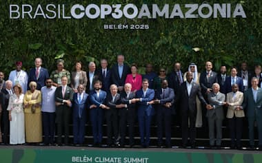 COP30に参加した各国首脳ら(7日、ベレン)=AP