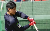 合宿に合流し、打撃練習する岡本(8日、サンマリン宮崎)=共同