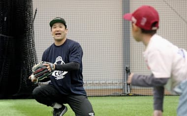 野球教室で小学生とキャッチボールする巨人・田中将(8日、仙台市)=共同