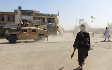 パキスタンとの国境に近いアフガニスタン・カンダハル州を巡回するタリバン暫定政権の兵士(10月15日)=ロイター・共同