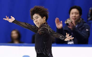 男子フリーで演技する佐藤駿(手前)と見守る日下匡力コーチ(東和薬品ラクタブドーム)=共同