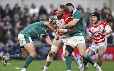 日本―アイルランド タックルを受けるディアンズ㊥(8日、ダブリン)=ゲッティ共同