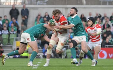 日本のディアンズ主将の突進をアイルランドが2人掛かりで止める©JRFU