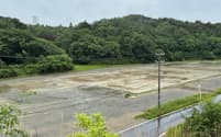 福島県楢葉町は東京電力福島第2原発(左奥)の隣地に再エネパークを建設する(同町波倉地区)