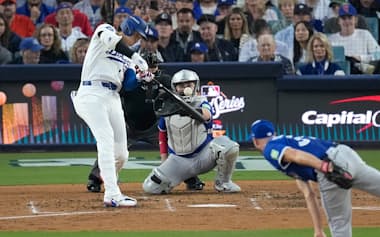 ワールドシリーズ第3戦の三回、大谷はシャーザーの内角高めへのボール球を本塁打にした=AP