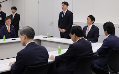 与党政策責任者会議であいさつする日本維新の会の斎藤政調会長。右は自民党の小林政調会長(31日、国会内)