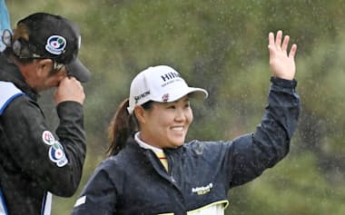 最終日、プレーオフを制して優勝し、声援に応える畑岡奈紗=瀬田GC