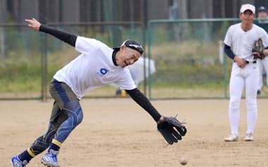 実戦形式の練習でセンターを守ったイチローさん(9日、新潟県長岡市)=共同