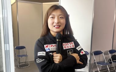優勝から一夜明け、取材に応じる坂本花織(9日、大阪府門真市)=共同