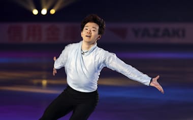 エキシビションで演技する鍵山優真(9日、東和薬品ラクタブドーム)=共同