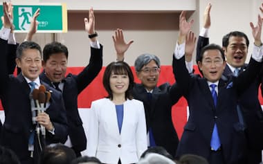 広島県知事選挙で当選確実となり、支援者らと喜ぶ横田美香氏(前列中央)=9日、広島市