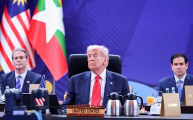 トランプ米大統領㊥がASEANとの首脳会議に出席したのは、1期目の初年度以来、8年ぶりだった(10月26日、クアラルンプール)=ロイター