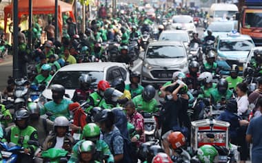 インドネシアではGoToとグラブの「2強」が激しく競争する(2023年、ジャカルタ)=小林健撮影