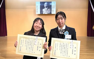 最優秀賞の賞状を手にする西田さん㊨と宮本さん(9日、山形県山辺町)