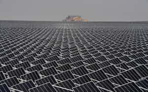 中国の太陽光を含めた再生可能エネルギーの世界的なコスト競争力の強さは、今や地球温暖化を緩和する有効な手段になりつつあるという=ロイター 中国の太陽光を含めた再生可能エネルギーの世界的なコスト競争力の強さは、今や地球温暖化を緩和する有効な手段になりつつあるという=ロイター