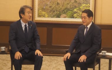 石原原子力防災相㊧と中村知事が意見交換した(8日、松山市)